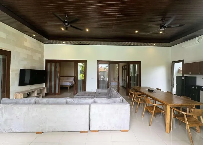 Holiday home Large 4 Bedroom With Pool On Batu Bolong